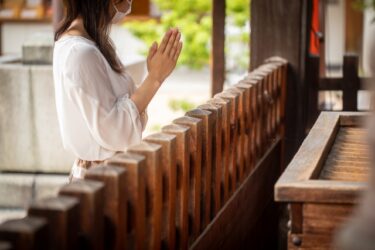 お賽銭はいくらがいい？「縁起がいい金額」と「ダメな金額」を徹底解説【115円や100円、101円の金額の意味】