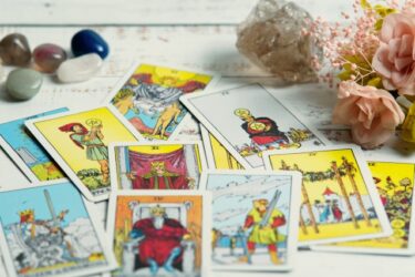 占いの種類をまるっと解説！初心者でもよくわかる占いの種類と人気の占いランキング